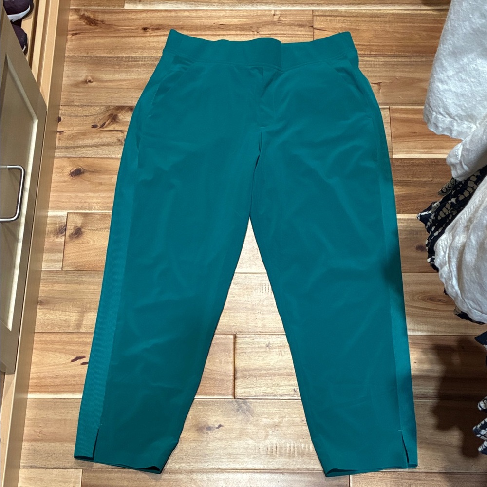 Athleta Cropped Teal Stretch Performance Women’s pants